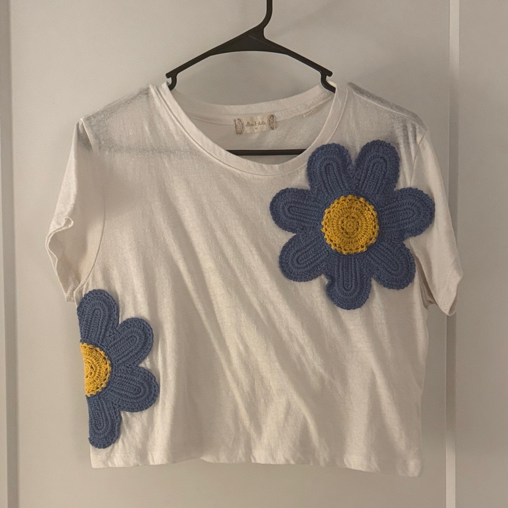 Altar'd State White and Blue Floral Short Sleeve Tee